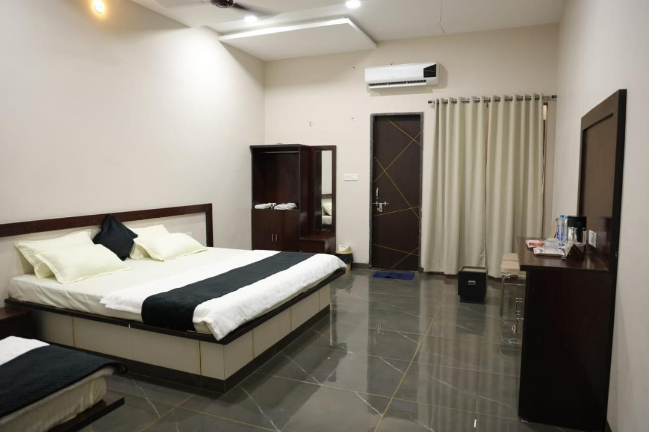 Navkar Palace Hotel & Resort, Sanawad Exterior photo